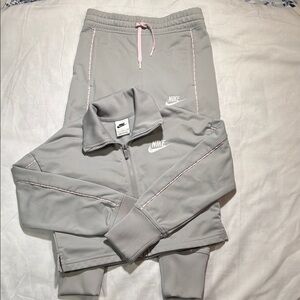 Nike Girl’s Size Small Light Gray and Pink Crop Top Athletic Set EUC